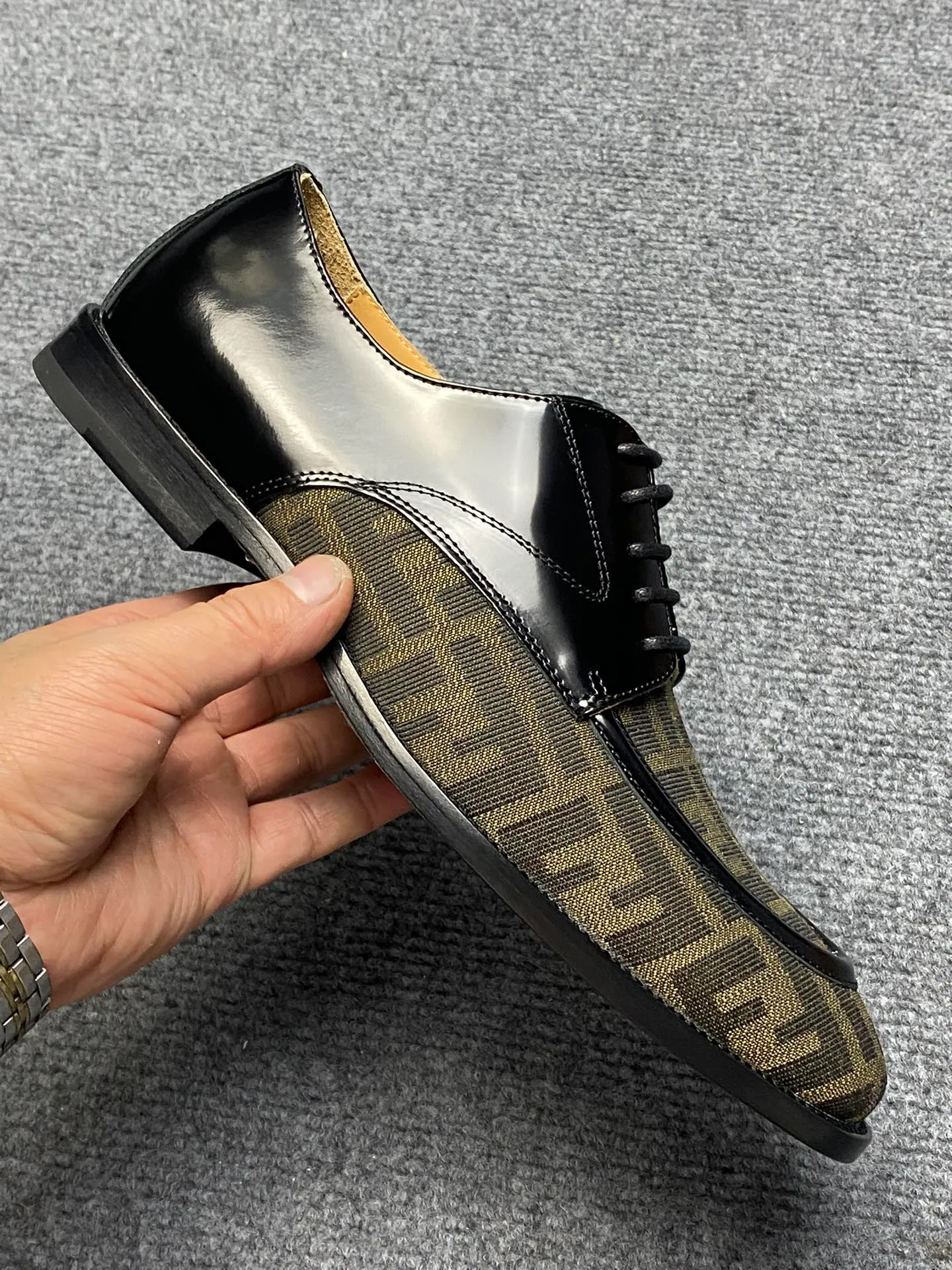 Factory price 960FENDI Fendi men's breathable and comfortable leather shoes. Original development. The leather outsole is made of leather. Counters copy one to one. Imported counter cowhide. Imported water dyes cattle. 38 to 44. (45.46. can be ordered. 47.